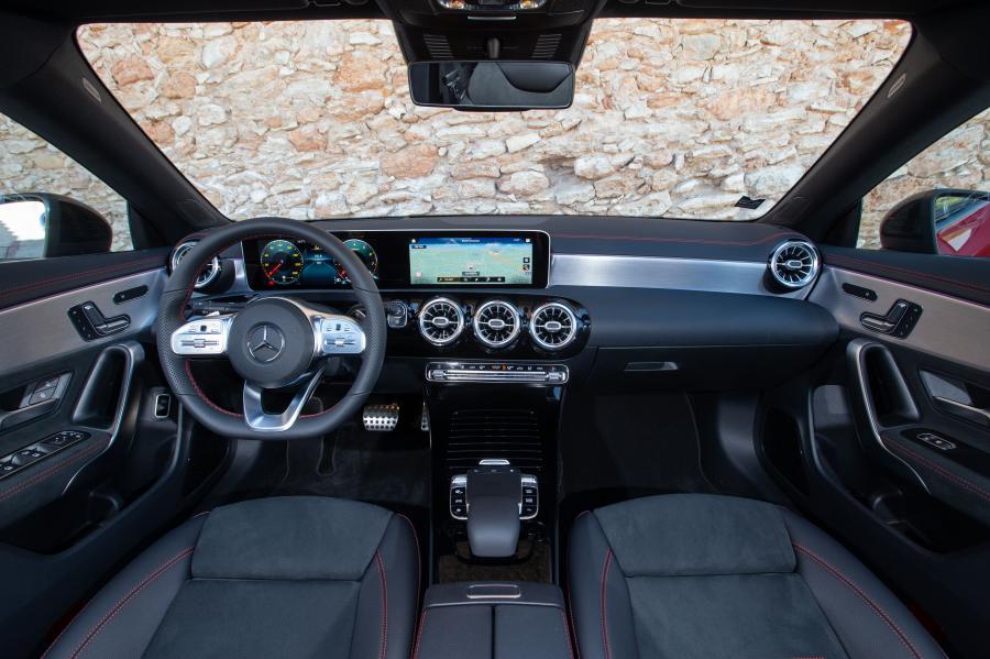 Торпедо Mercedes-Benz CLA200 AMG Line (C118) 2019 года  (WW) (фото 9 из 42)